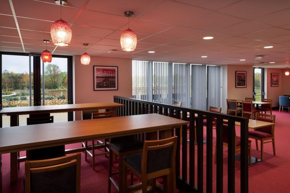 Ramada By Wyndham Leeds East Ξενοδοχείο Εξωτερικό φωτογραφία