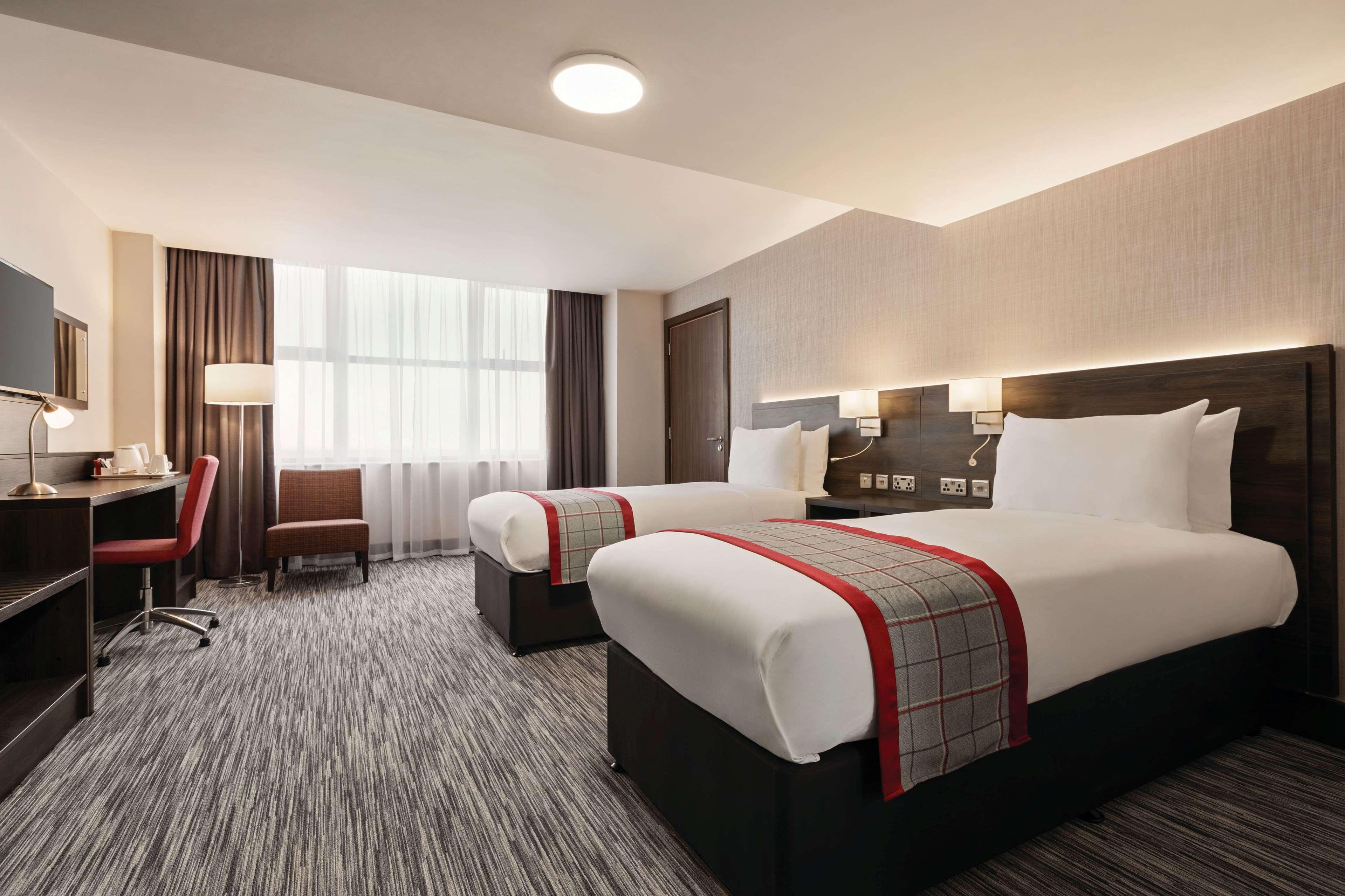 Ramada By Wyndham Leeds East Ξενοδοχείο Εξωτερικό φωτογραφία
