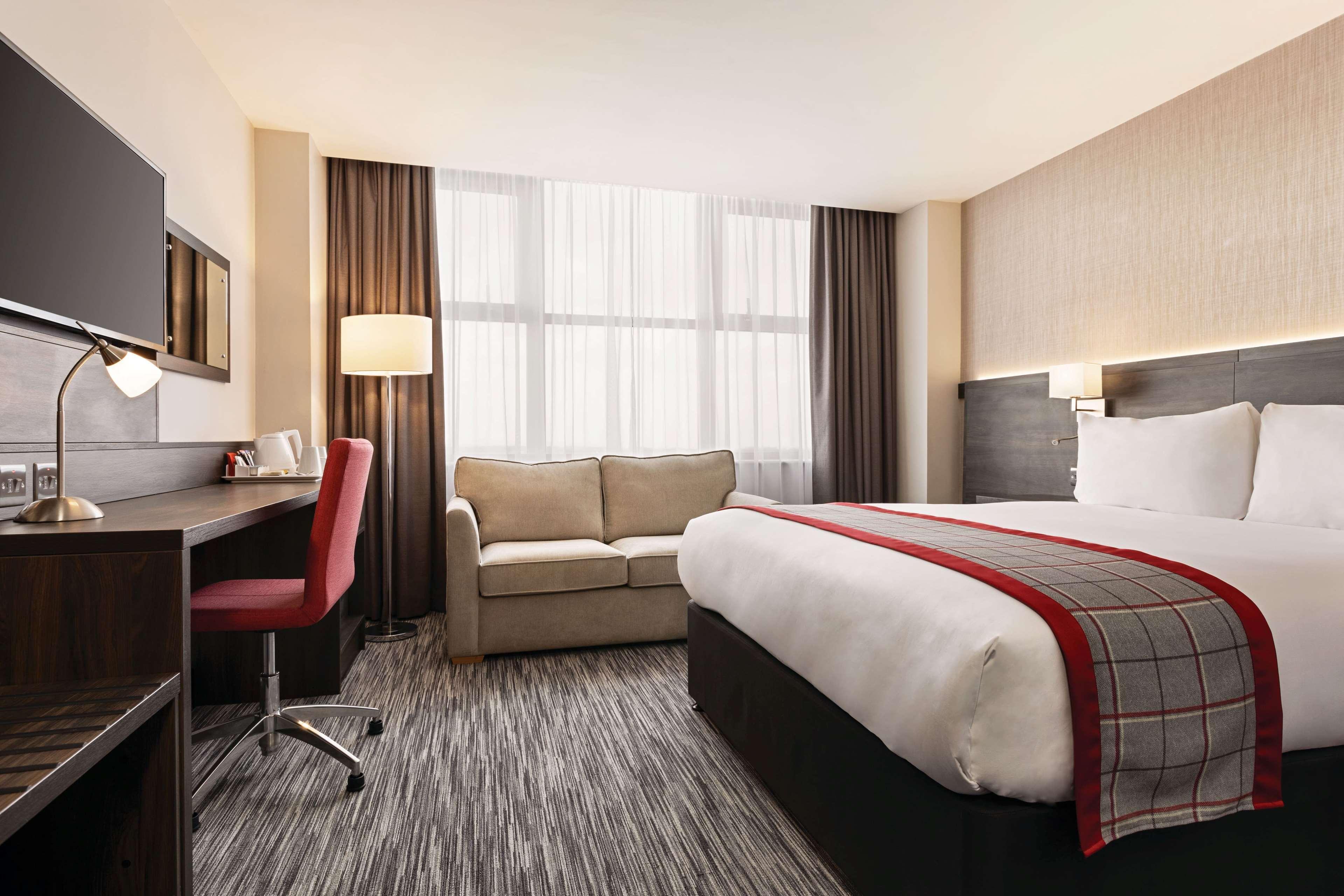 Ramada By Wyndham Leeds East Ξενοδοχείο Εξωτερικό φωτογραφία